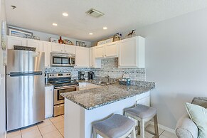 Lovely Destin Condo w/ Pool Access: Walk to Beach!