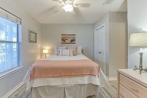 Lovely Destin Condo w/ Pool Access: Walk to Beach!