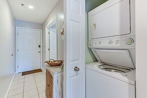 Lovely Destin Condo w/ Pool Access: Walk to Beach!