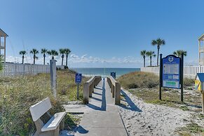 Lovely Destin Condo w/ Pool Access: Walk to Beach!