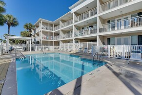 Lovely Destin Condo w/ Pool Access: Walk to Beach!