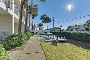Lovely Destin Condo w/ Pool Access: Walk to Beach!