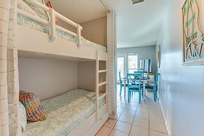 Lovely Destin Condo w/ Pool Access: Walk to Beach!