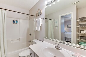 Lovely Destin Condo w/ Pool Access: Walk to Beach!