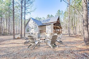 Broken Bow Cabin w/ Hot Tub & Covered Deck!