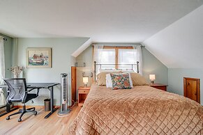 Riverfront Kingston Cottage w/ Deck, 2 Mi to Beach