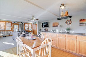 Riverfront Kingston Cottage w/ Deck, 2 Mi to Beach