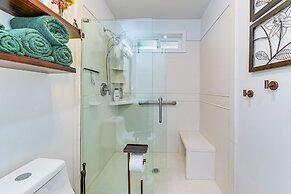 Grants Pass Retreat w/ Hot Tub & Mountain Views!