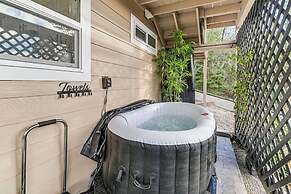 Grants Pass Retreat w/ Hot Tub & Mountain Views!