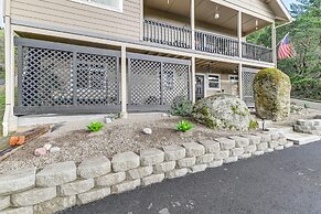 Grants Pass Retreat w/ Hot Tub & Mountain Views!