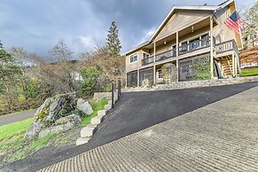Grants Pass Retreat w/ Hot Tub & Mountain Views!