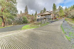 Grants Pass Retreat w/ Hot Tub & Mountain Views!