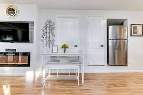 Grants Pass Retreat w/ Hot Tub & Mountain Views!