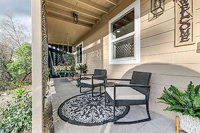 Grants Pass Retreat w/ Hot Tub & Mountain Views!