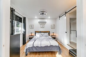 Grants Pass Retreat w/ Hot Tub & Mountain Views!