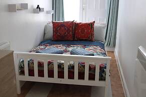 Stunning 2-bed Ground Floor Apartment in Romford