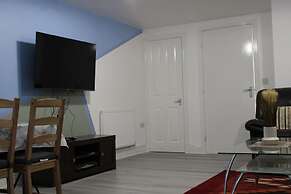 Stunning 2-bed Ground Floor Apartment in Romford