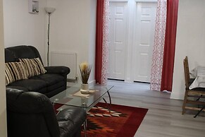 Stunning 2-bed Ground Floor Apartment in Romford