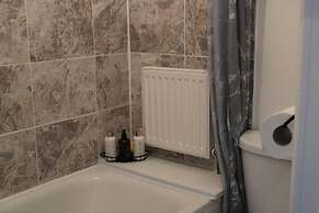 Stunning 2-bed Ground Floor Apartment in Romford