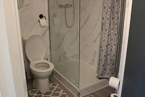 Stunning 2-bed Ground Floor Apartment in Romford