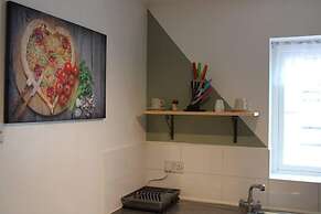 Stunning 2-bed Ground Floor Apartment in Romford