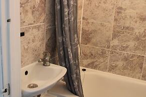 Stunning 2-bed Ground Floor Apartment in Romford