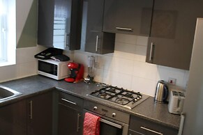 Stunning 2-bed Ground Floor Apartment in Romford