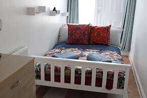 Stunning 2-bed Ground Floor Apartment in Romford