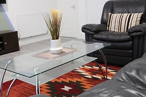 Stunning 2-bed Ground Floor Apartment in Romford