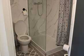 Apartment - Sleeps 4 - Garden - Parking