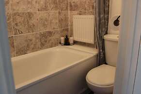 Stunning 2-bed Ground Floor Apartment in Romford