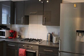 Stunning 2-bed Ground Floor Apartment in Romford