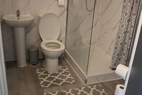 Stunning 2-bed Ground Floor Apartment in Romford