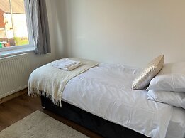 Impeccable 3-bed House in Nottingham Free Parking