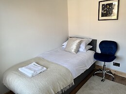 Impeccable 3-bed House in Nottingham Free Parking