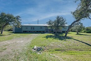 4 Mi to State Park: Peaceful Rockport Home w/ Yard
