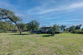 4 Mi to State Park: Peaceful Rockport Home w/ Yard