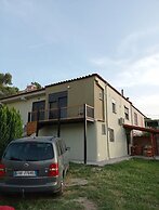 Entire unit near beach access to garden