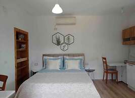 Entire unit near beach access to garden