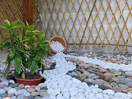 Entire unit near beach access to garden