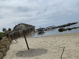 Entire unit near beach access to garden