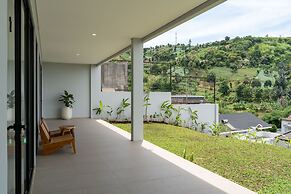 JadenHill CityView 8BR Villa Heated Pool+Movieroom