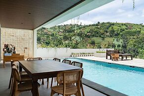 JadenHill CityView 8BR Villa Heated Pool+Movieroom