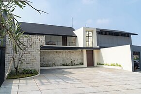 JadenHill CityView 8BR Villa Heated Pool+Movieroom