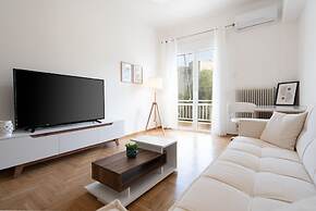 City Chic Apartment with Park View