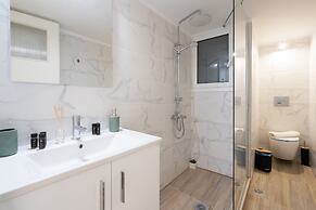 City Chic Apartment with Park View