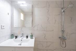 City Chic Apartment with Park View