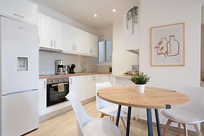 City Chic Apartment with Park View