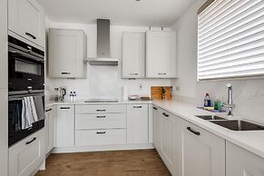 Tranquil 4-bed Oasis Modern Chic