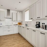 Tranquil 4-bed Oasis Modern Chic